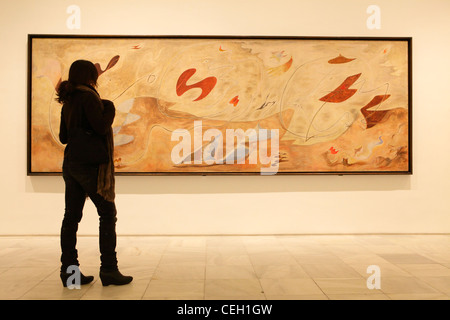 Les femmes regardant une peinture au musée Reina Sofia, Madrid, Espagne Banque D'Images