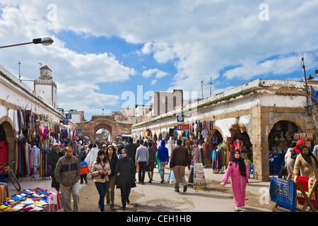 Boutiques et étals de la médina, Avenue de l'Istiqlal, Essaouira, Maroc, Afrique du Nord Banque D'Images