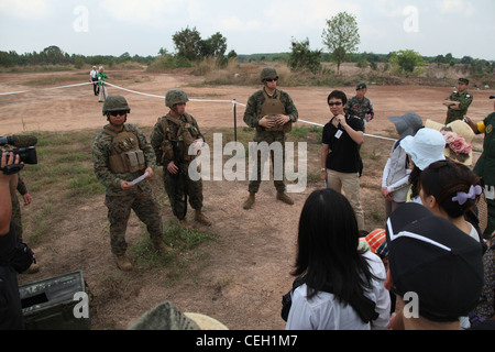 Les Marines des États-Unis de la 31e unité expéditionnaire maritime font un exposé sur la sécurité des évacués lors des opérations simulées d'évacuation des non-combattants Rayong, Royaume de Thaïlande, 12 février 2012. Les Marines américaines, les forces d'autodéfense japonaises, les forces armées malaisiennes et singapouriennes ont tous participé à l'entraînement NÉO pendant l'exercice Cobra Gold 2012. L'exercice améliore la capacité de planifier et de mener des opérations conjointes, de renforcer les relations entre les pays partenaires et d'améliorer l'interopérabilité dans la région Asie-Pacifique. Banque D'Images