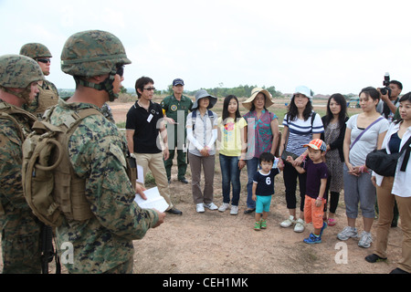 Les Marines des États-Unis de la 31e unité expéditionnaire maritime font un exposé sur la sécurité des évacués lors des opérations simulées d'évacuation des non-combattants Rayong, Royaume de Thaïlande, 12 février 2012. Les Marines américaines, les forces d'autodéfense japonaises, les forces armées malaisiennes et singapouriennes ont tous participé à l'entraînement NÉO pendant l'exercice Cobra Gold 2012. L'exercice améliore la capacité de planifier et de mener des opérations conjointes, de renforcer les relations entre les pays partenaires et d'améliorer l'interopérabilité dans la région Asie-Pacifique. Banque D'Images