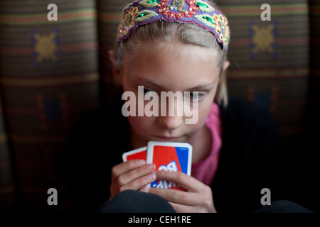 Pré-adolescente holding playing cards Banque D'Images
