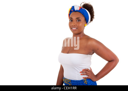 Belle adolescente africaine portant des vêtements traditionnels, isolé sur fond blanc Banque D'Images