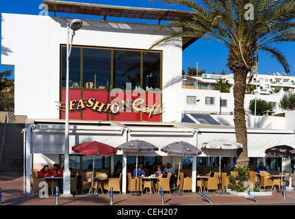 Fashion Cafe sur la promenade à l'extérieur de la Marina d'Agadir, Agadir, Maroc, Afrique du Nord Banque D'Images