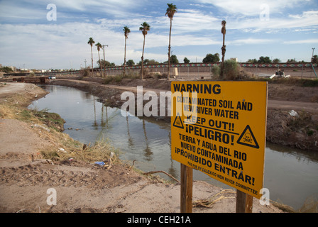 La nouvelle rivière polluée, alors qu'il entre dans les États-Unis du Mexique Banque D'Images