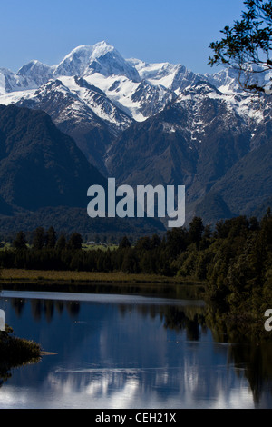 Lake Matheson (l'Miroir Lac') près de Fox Glacier township, île du Sud, Nouvelle-Zélande avec le Mont Tasman en arrière-plan Banque D'Images