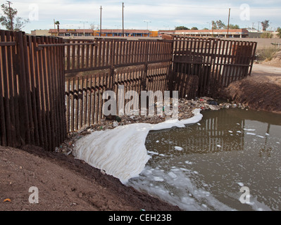 La nouvelle rivière polluée, alors qu'il entre dans les États-Unis du Mexique Banque D'Images