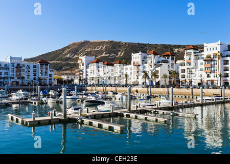 Marina d'Agadir avec la Kasbah sur la colline derrière, Agadir, Maroc, Afrique du Nord Banque D'Images