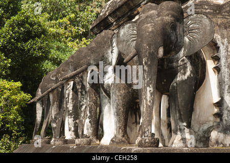 Elk208-1453 Thaïlande, Chiang Mai, le Wat Chiang Man, Chang Lom chedi, statues d'éléphants Banque D'Images