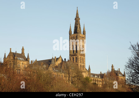 Université de Glasgow, façade sud du bâtiment principal montrant la tour Bell, campus Gilmorehill, Écosse, Royaume-Uni Banque D'Images