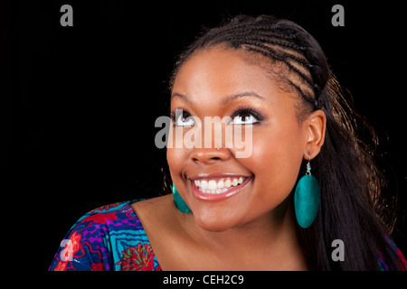 Portrait d'une belle jeune femme noire looking up Banque D'Images