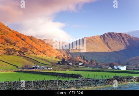 Vue du pont du Corbeau au pied de la puce en janvier, au gris Cragg qui s'élève au-dessus qui Hartsop Patterdal, Village Banque D'Images