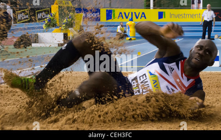 Ewulo Ezekiel durant la finale du saut en longueur à l'intérieur d'Aviva UK Cliniques et Championnats Banque D'Images