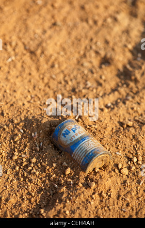 Jeter la batterie dans la terre dans la campagne indienne
