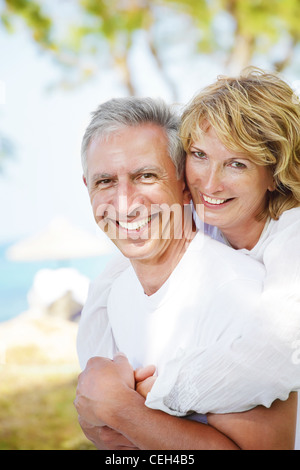 Mature couple smiling et avoir du plaisir. Banque D'Images