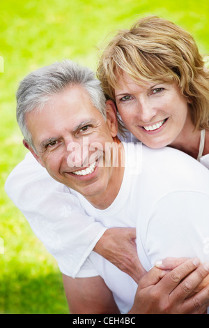 Mature couple smiling et avoir du plaisir. Banque D'Images