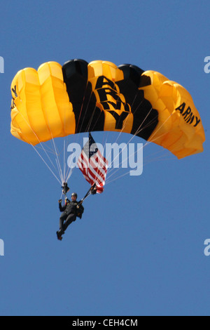 Un membre de l'équipe de parachutistes des Golden Knights de l'armée américaine a flotté le drapeau américain lors d'une représentation le 27 juin 2009 à l'Airshow Gateway to Freedom à Helena, au Montt. L'installation de soutien de l'aviation de l'armée de la Garde nationale du Montana a accueilli l'exposition aérienne les 27 et 28 juin, Qui comprenait des représentations de l'US Air Force Thunderbirds et des Golden Knights. Banque D'Images