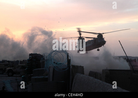 Un hélicoptère britannique CH-47 atterrit à la base de patrouille Wishtan pour évacuer un soldat de la police nationale afghane de l'ordre civil à Sangin, en Afghanistan, le 15 avril 2011. Les Marines et Corpsman des États-Unis du 1er peloton, Alpha Company, 1er Bataillon, 5e Marines, à PB Wishtan, ont évacué le soldat blessé de l'ANCOP après avoir été frappé par un engin explosif improvisé en patrouille. Banque D'Images