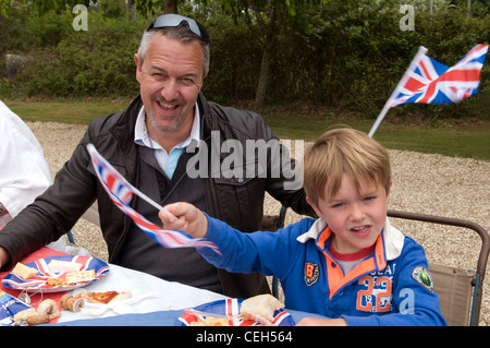 Les gens à célébrer une fête de rue traditionnels anglais Banque D'Images