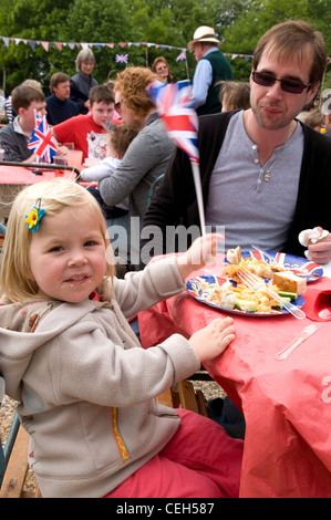 Les gens à célébrer une fête de rue Anglais traditionnel Banque D'Images