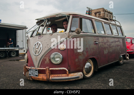 Les hommes dans VW Camper van Banque D'Images