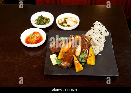 Côte de boeuf coréen avec des légumes. Banque D'Images