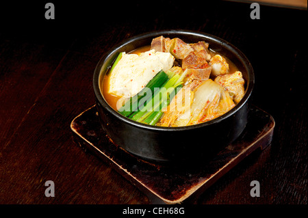 Soupe coréenne avec le tofu, kim chi (Kimchi),et les légumes Banque D'Images