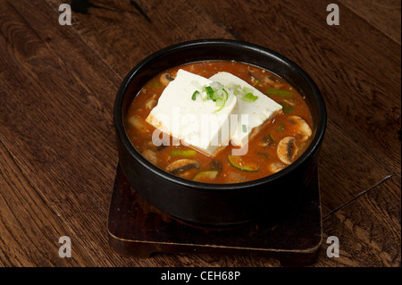 Soupe coréenne avec le tofu et les champignons Banque D'Images