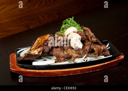 Côte de boeuf coréen avec des champignons et des légumes Banque D'Images