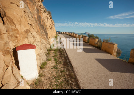 Ancienne étape sur une route pittoresque au-dessus de la Méditerranée Banque D'Images