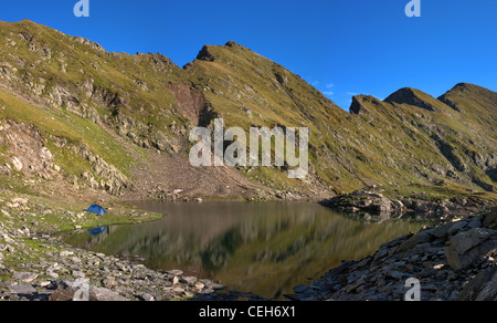 Vue panoramique sur le lac Podu Giurgiu à Fagaras Mountains Roumanie Banque D'Images