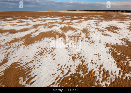 Neige qui recouvre les dunes de sable et la plage de Holkham Norfolk Bay sur la côte en hiver Banque D'Images