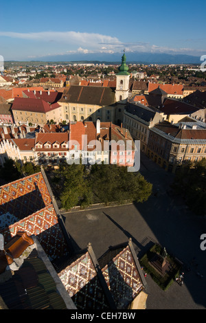 Vue aérienne sur la ville de Sibiu Fagaras avec montagnes en arrière-plan Banque D'Images