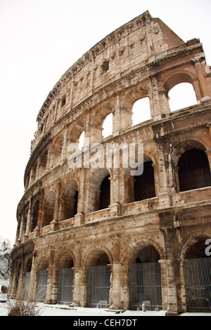 Le Coliseum recouvert de neige, un événement vraiment rare à Rome Banque D'Images