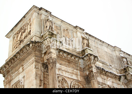 L'Arc de Constantin recouvert de neige, un événement vraiment rare à Rome Banque D'Images