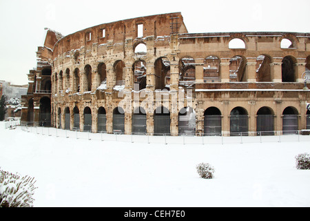 Le Coliseum recouvert de neige, un événement vraiment rare à Rome Banque D'Images