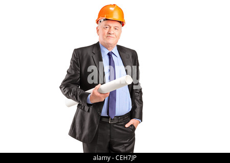 A young construction worker with helmet holding blueprints isolé sur fond blanc Banque D'Images