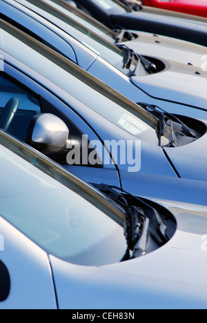 Vue au téléobjectif de voitures garées dans le parking du Royaume-Uni Banque D'Images