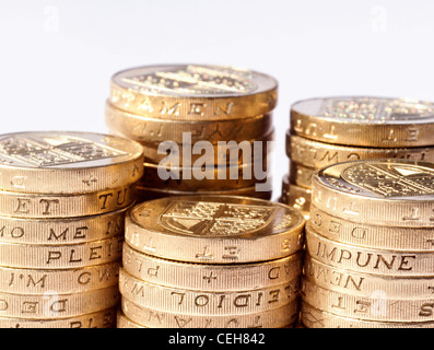 Pile de pièces de monnaie britanniques sur fond blanc Banque D'Images