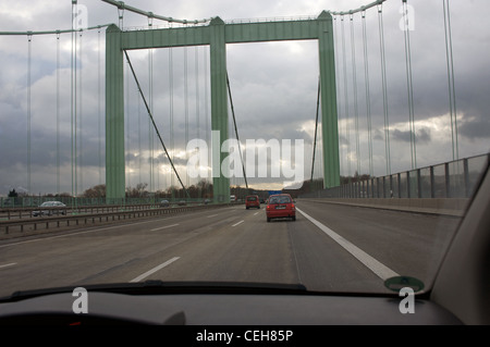 Traverser le pont du chemin de Rodenkirchen sur le Rhin sur la Bundesautobahn 4 Cologne Allemagne Banque D'Images