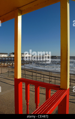 La jetée à Southwold vu de la cabane des maîtres nageurs sur la promenade. Banque D'Images