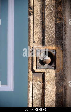 Une cloche de tirer sur la porte d'une maison de ville des Cotswolds Gloucestershire UK Banque D'Images