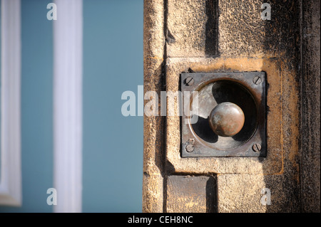 Une cloche de tirer sur la porte d'une maison de ville des Cotswolds Gloucestershire UK Banque D'Images