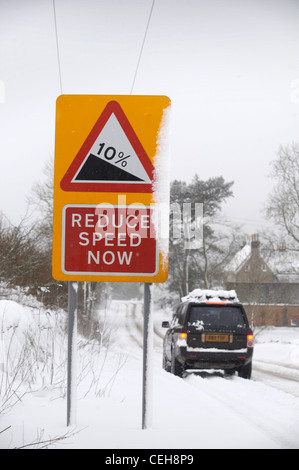 Un Land Rover 4x4 négocie une colline dans la neige dans le Gloucestershire UK Banque D'Images