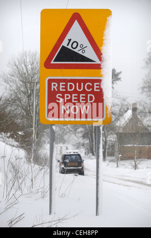 Un Land Rover 4x4 négocie une colline dans la neige dans le Gloucestershire UK Banque D'Images