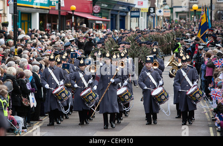 Le 9e Régiment du Royal Corps Logistique mars à Chippenham d'une fanfare pendant que les familles, amis et regarder sur les résidents. Banque D'Images