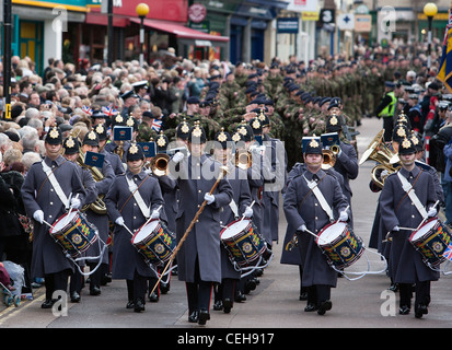 Le 9e Régiment du Royal Corps Logistique mars à Chippenham d'une fanfare pendant que les familles, amis et regarder sur les résidents. Banque D'Images