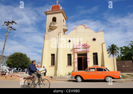 Vieux vélo et voiture en face de l'église de Nueva Gerona, Iglesia de Nuestra Señora de los Dolores, Isla de la Juventud, Cuba Banque D'Images