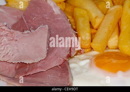 Close up de jambon, œufs et des frites. Un plat traditionnel café britannique Banque D'Images