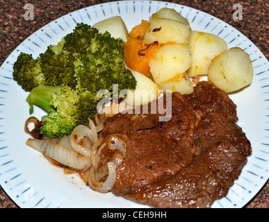 La viande et trois légumes. Steak de faux-filet avec le brocoli, les pommes de terre et le potiron. Banque D'Images