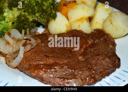 La viande et trois légumes. Steak de faux-filet avec le brocoli, les pommes de terre et le potiron. Banque D'Images